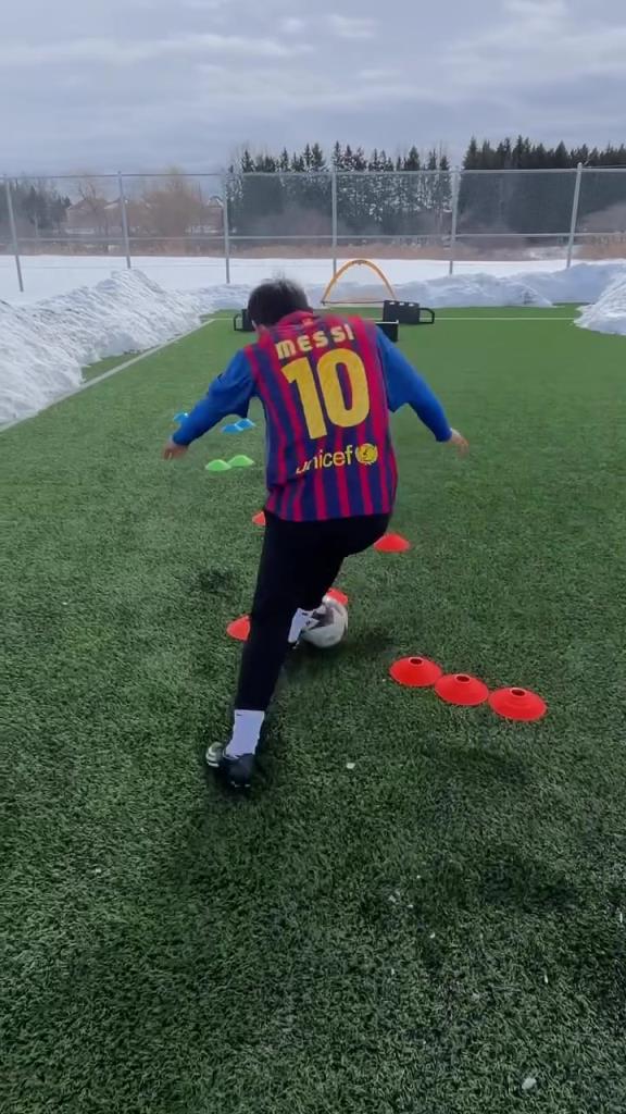 兄弟穿梅西球衣是有原因的！瘋狂的步法訓練，這盤帶技術可以