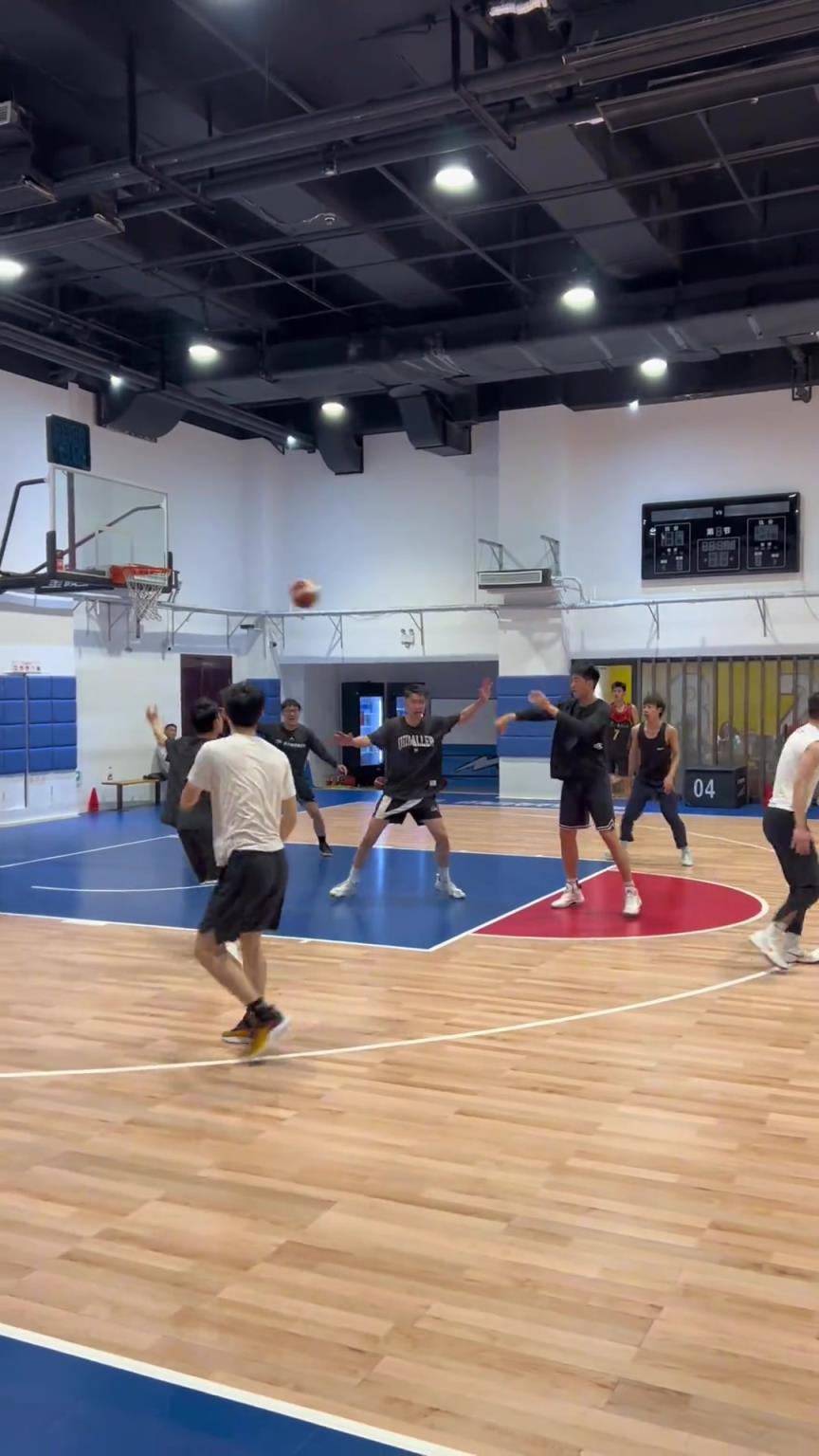 對手回家后：老婆，我今天在野球場匹配到巔峰馬刺隊了！