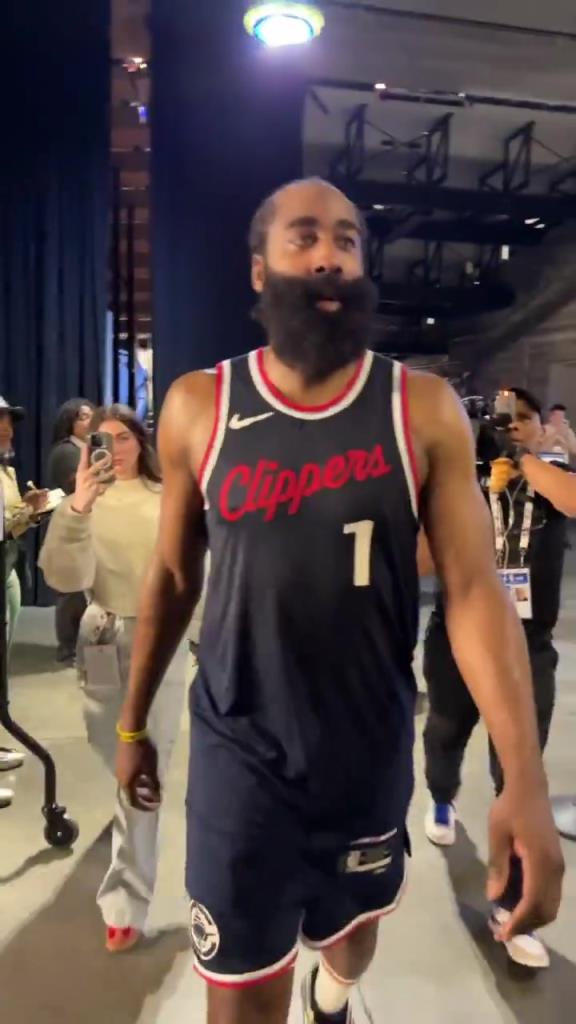 爆砍39分！哈登賽后走入球員通道氣喘吁吁：今天是場艱苦的戰斗