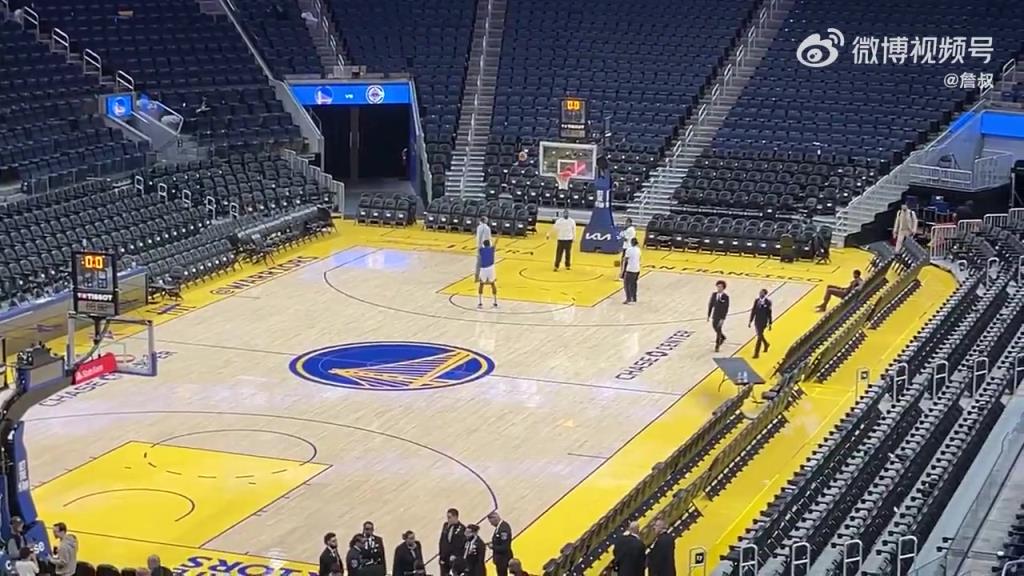 今天沒有得到出場機會！庫明加賽后還留在場地練習(xí)投籃