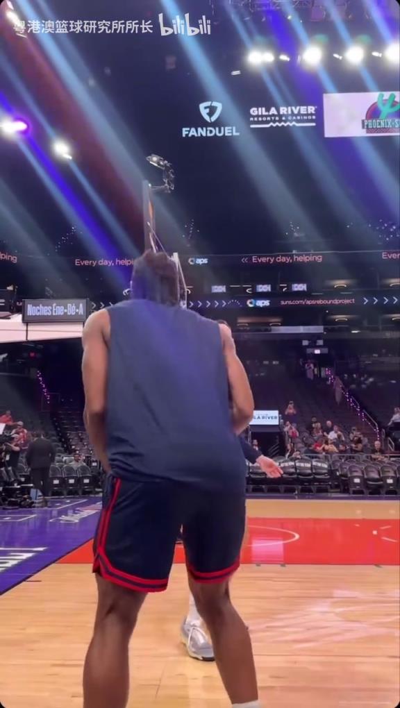 機(jī)器人級(jí)別的靜態(tài)身體！近距離看小卡的賽前熱身！